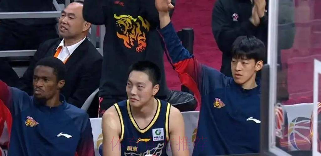 胡明轩要交易？现身基地，曝胡明轩爸爸帮搬行李，谁注意杜锋表态